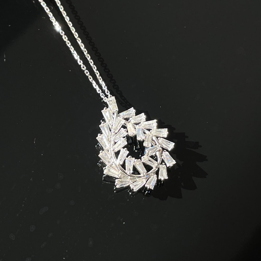 14k Gold 1.41 Ct Natural H Diamond Pendant( Without Chain ): Ref:231134440 // gold content:14k gold // main gemstone:diamond // shape:baguette // carat weight:1. 41ct // clarity grade:vs-si // color:h // treatment:natural // Low Estimate: 7000Condition: