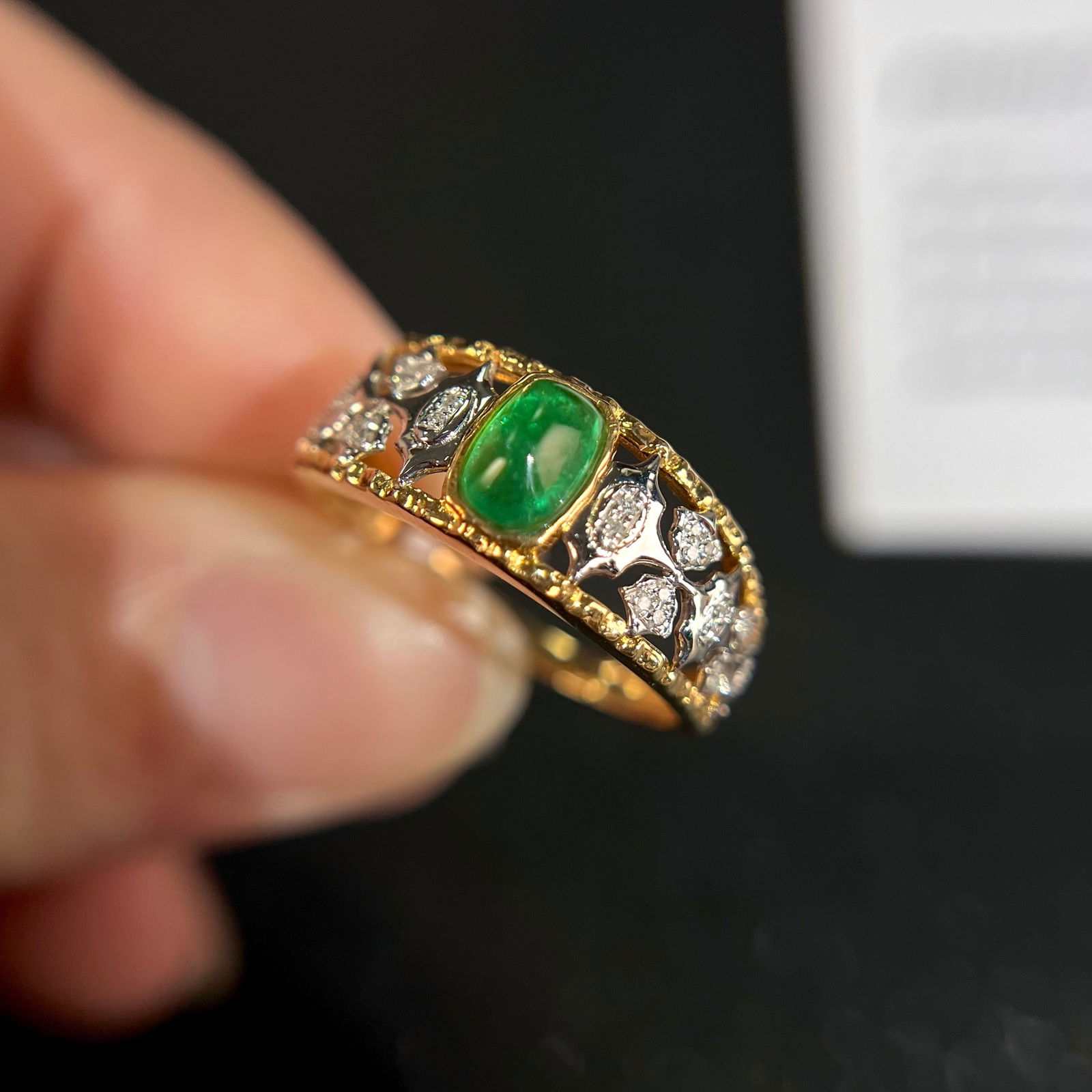 14k Gold 0.70 Ct Natural Emerald & Diamond Ring: Ref:231134444 // gold content:14k gold // ring size:7. 25us // // main gemstone:emerald // shape:sugar-loaf // carat weight:0. 70ct // color:green // treatment:natural // // adjacent gemstone 2 :