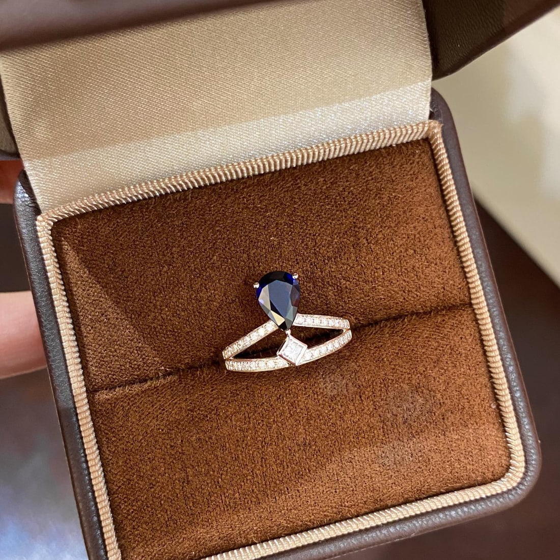 14k Gold 1.28 Ctw Natural Sapphire & Diamond Ring: Ref:231134445 // gold content:14k gold // ring size:7. 25us // // main gemstone:sapphire // shape:pear // carat weight:1. 05ct // color:blue // treatment:natural // // adjacent gemstone 2 :