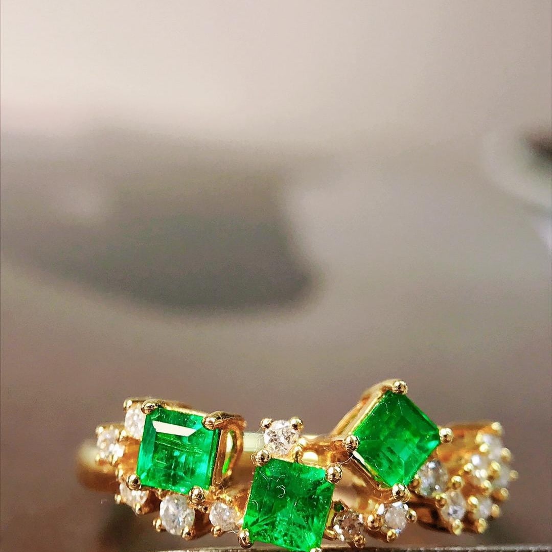 14k Gold 0.63 Ctw Vivid Green Natural Emerald & Diamond Ring: Ref:231134448 // gold content:14k gold // ring size:7. 25us // // main gemstone:emerald // shape:square // carat weight:0. 49ct // color:vivid green // treatment:natural // // adjacent gemstone 2