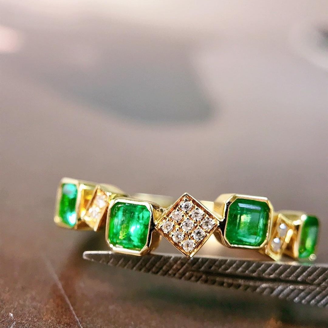 14k Gold 0.58 Ctw Natural Emerald & Diamond Ring: Ref:231134450 // gold content:14k gold // ring size:7. 25us // // main gemstone:emerald // shape:octagonal // carat weight:0. 55ct // color:green // treatment:natural // // adjacent gemstone 2 : diamo