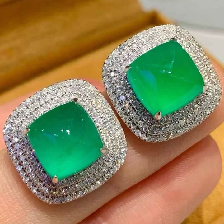 14k Gold 6.5 Ct Natural Emerald & Diamond Earrings: Ref:231129004 // gold content:14k gold // main gemstone:emerald // shape:sugar-loaf // carat weight:6. 5ct // color:green // treatment:natural // // adjacent gemstone 2 : diamond // shape:round //