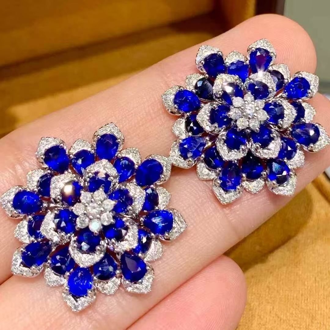 14k Gold 9.2 Ct Natural Sapphire & Diamond Earrings: Ref:231129027 // gold content:14k gold // main gemstone:sapphire // shape:pear // carat weight:9. 2ct // color:blue // treatment:natural // // adjacent gemstone 2 : diamond // shape:round // clarity g