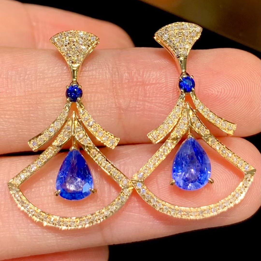 14k Gold 1.6 Ct Natural Sapphire & Diamond Earrings: Ref:231129033 // gold content:14k gold // main gemstone:sapphire // shape:pear // carat weight:1. 6ct // color:blue // treatment:natural // // adjacent gemstone 2 : diamond // shape:round //