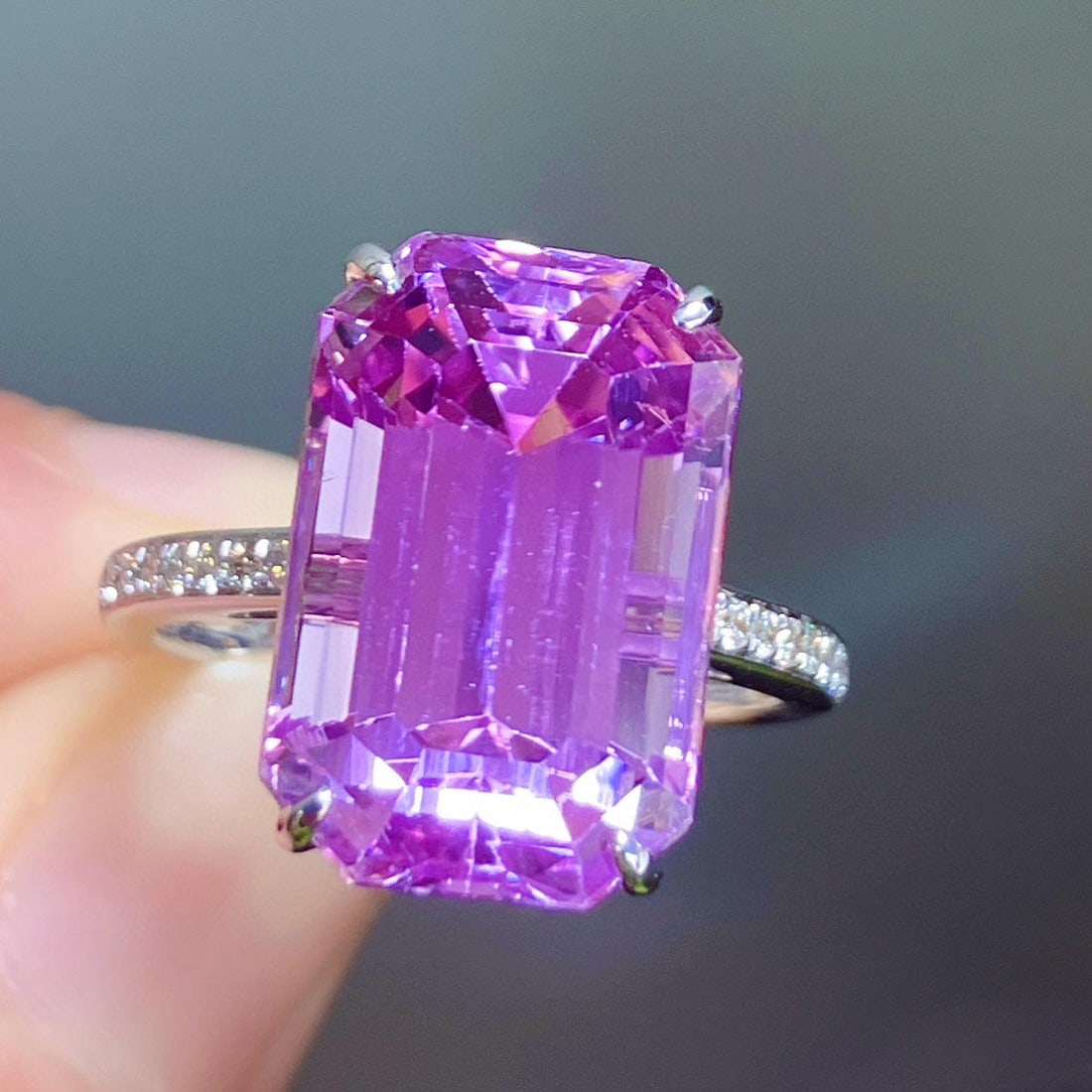 14k Gold 11.70 Ctw Natural Kunzite & Diamond Ring: Ref:231129054 // gold content:14k gold // ring size:7. 25us // // main gemstone:kunzite // shape:octagonal // carat weight:11. 56ct // color:purple // treatment:natural // // adjacent gemstone 2 : dia