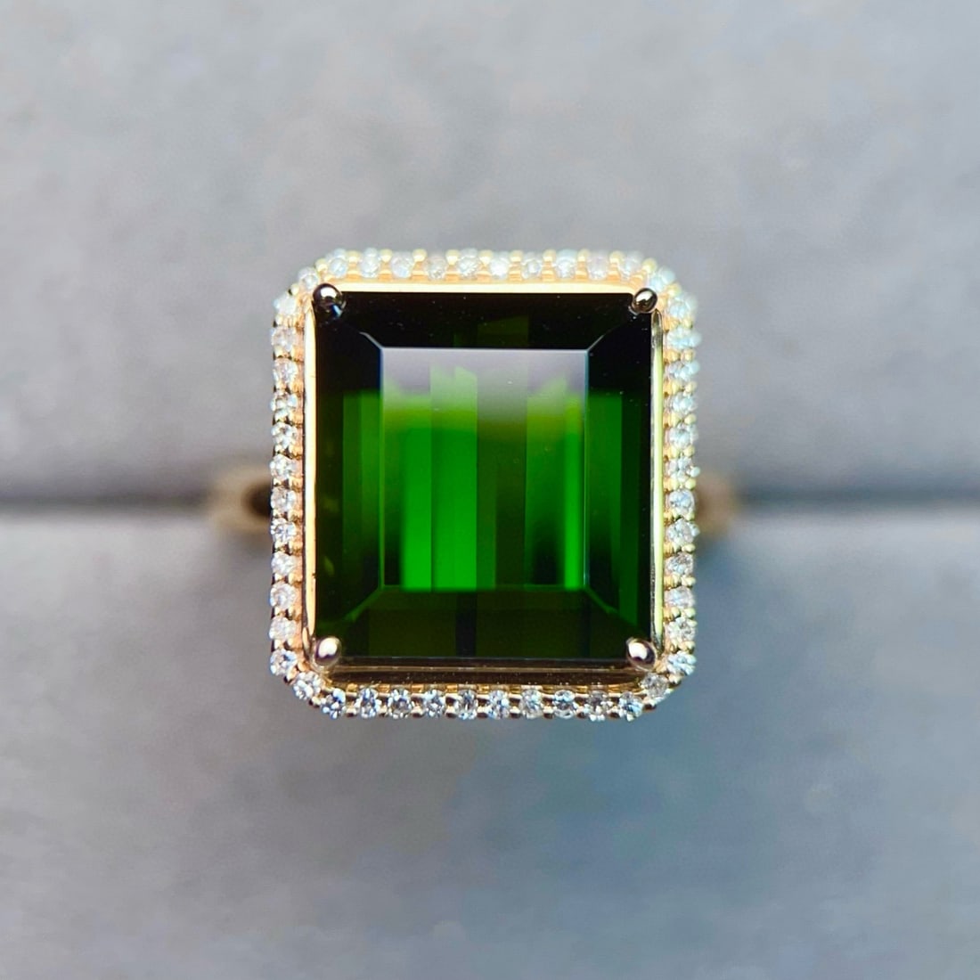 14k Gold 9.09 Ctw Natural Tourmaline & Diamond Ring: Ref:231129063 // gold content:14k gold // ring size:7. 25us // // main gemstone:tourmaline // shape:octagonal // carat weight:8. 85ct // color:green // treatment:natural // // adjacent gemstone 2 : di