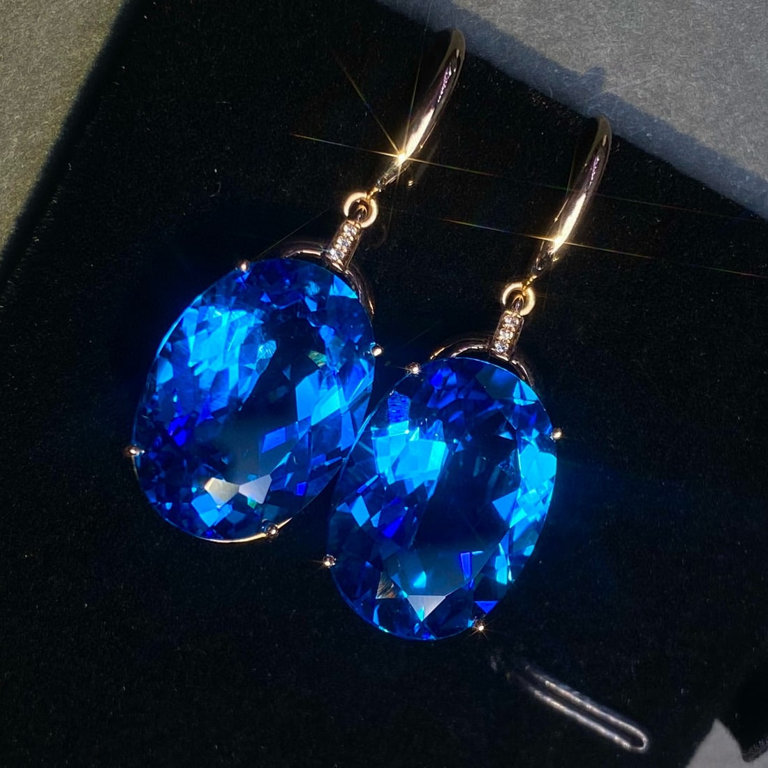 14k Gold 20.3 Ct Natural Topaz & Diamond Earrings: Ref:231129097 // gold content:14k gold // main gemstone:topaz // shape:oval // carat weight:20. 3ct // color:blue // treatment:natural // // adjacent gemstone 2 : diamond // number of stones:6 // shap