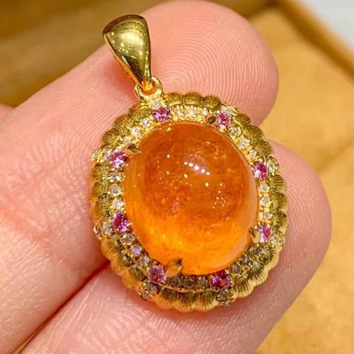 14k Gold 6.5 Ct Natural Spessartine & Diamond Pendant( Without Chain ): Ref:231129105 // gold content:14k gold // main gemstone:spessartine // shape:oval // carat weight:6. 5ct // color:orange // treatment:natural // // adjacent gemstone 2 : diamond // shape:round //