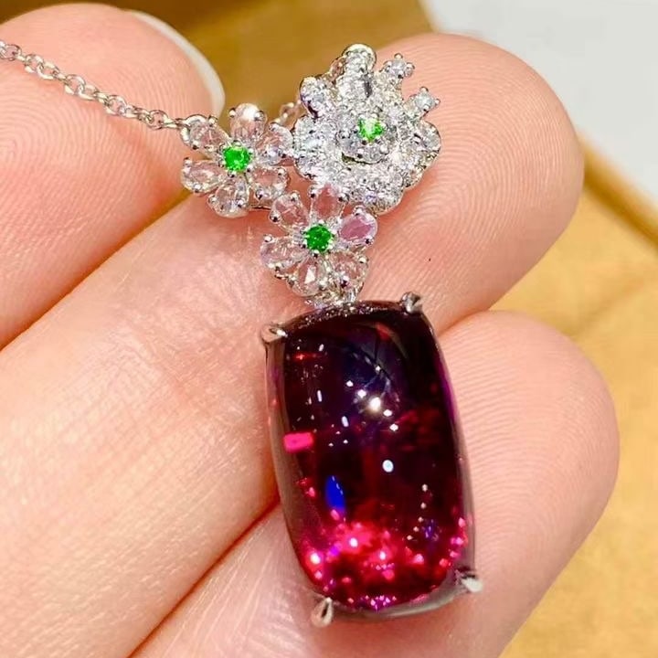 14k Gold 6.2 Ct Natural Tourmaline & Diamond Necklace: Ref:231129106 // gold content:14k gold // main gemstone:tourmaline // shape:cushion // carat weight:6. 2ct // color:red // treatment:natural // // adjacent gemstone 2 : diamond // shape:round // clari