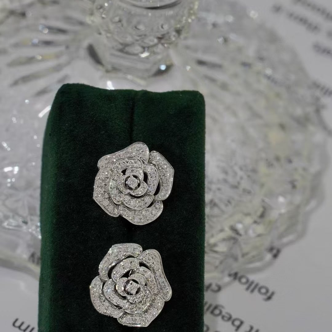 14k Gold 1 Ct Natural H Diamond & Flowers Earrings: Ref:231129136 // gold content:14k gold // main gemstone:diamond // shape:round // carat weight:1ct // clarity grade:vs-si // color:h // treatment:natural // cut grade:g // Condition: New Low Estimate