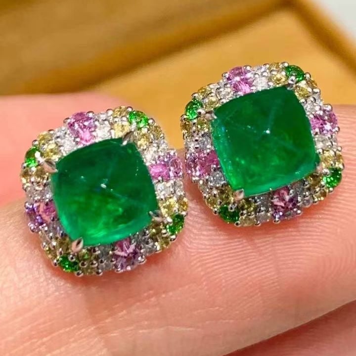 14k Gold 2.4 Ct Vivid Green Natural Emerald & Diamond Earrings: Ref:231129164 // gold content:14k gold // main gemstone:emerald // shape:sugar-loaf // carat weight:2. 4ct // color:vivid green // treatment:natural // // adjacent gemstone 2 : diamond // shape:round
