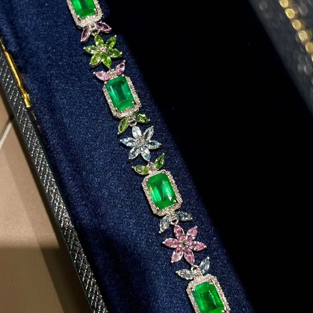 14k Gold 4.63 Ct Vivid Green Natural Emerald & Diamond Bracelet: Ref:231129168 // gold content:14k gold // main gemstone:emerald // shape:octagonal // carat weight:4. 63ct // color:vivid green // treatment:natural // // adjacent gemstone 2 : diamond //