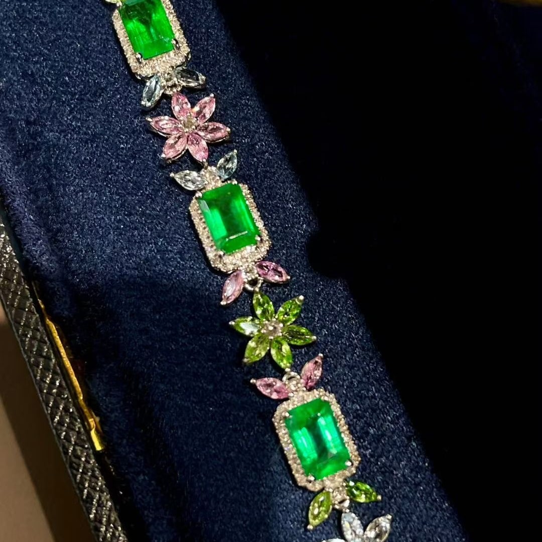 14k Gold 4.63 Ct Vivid Green Natural Emerald & Diamond Bracelet - 3