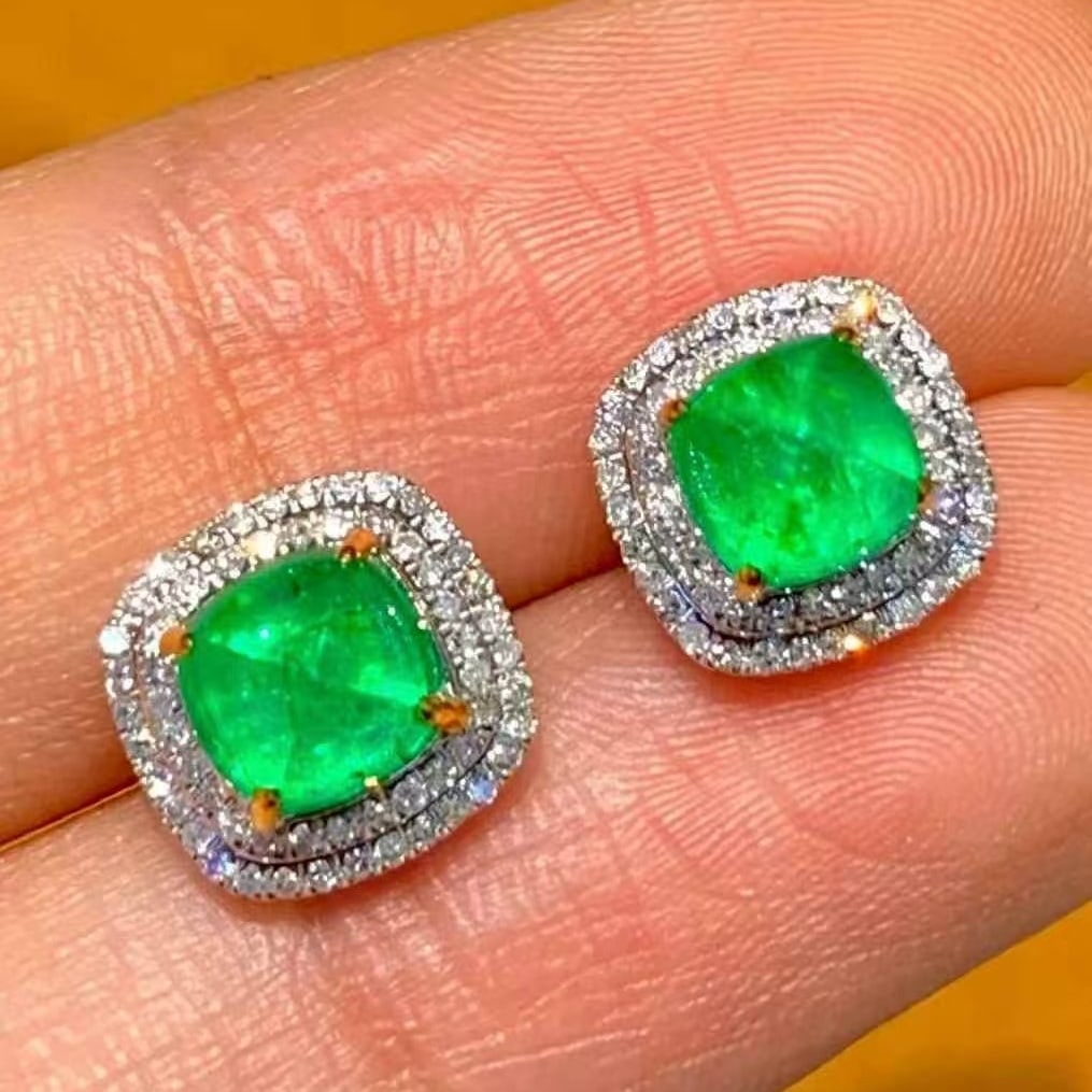 14k Gold 1.9 Ct Natural Emerald & Diamond Earrings: Ref:231129212 // gold content:14k gold // main gemstone:emerald // shape:sugar-loaf // carat weight:1. 9ct // color:green // treatment:natural // // adjacent gemstone 2 : diamond // shape:round //