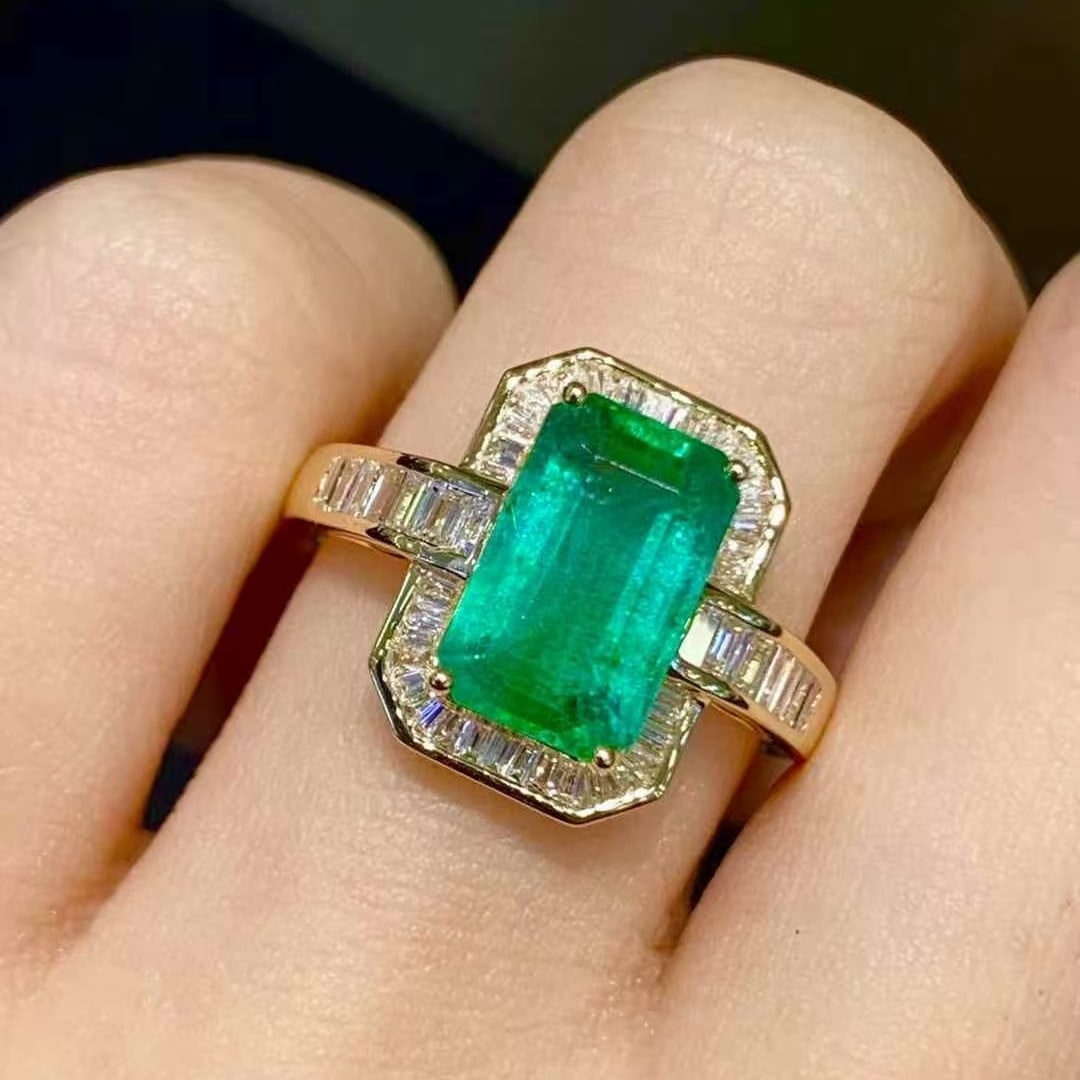 14k Gold 2.6 Ct Natural Emerald & Diamond Ring: Ref:231129218 // gold content:14k gold // ring size:7. 25us // // main gemstone:emerald // shape:octagonal // carat weight:2. 6ct // color:green // treatment:natural // // adjacent gemstone 2 :