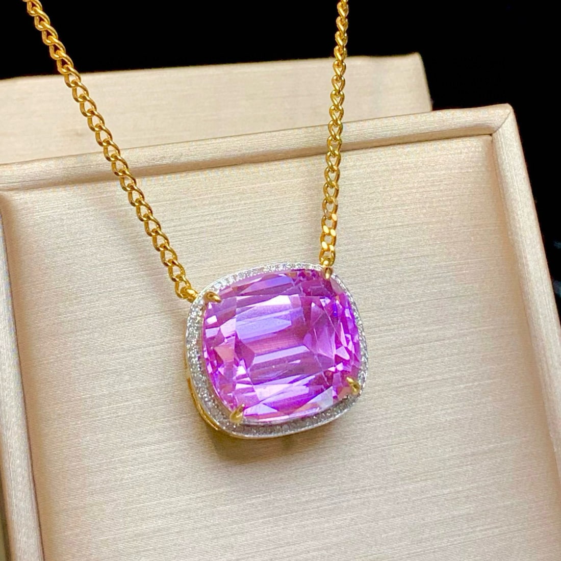 14k Gold 20.2 Ct Natural Kunzite & Diamond Necklace: Ref:231129237 // gold content:14k gold // main gemstone:kunzite // shape:cushion // carat weight:20. 2ct // color:purple // treatment:natural // // adjacent gemstone 2 : diamond // shape:round //