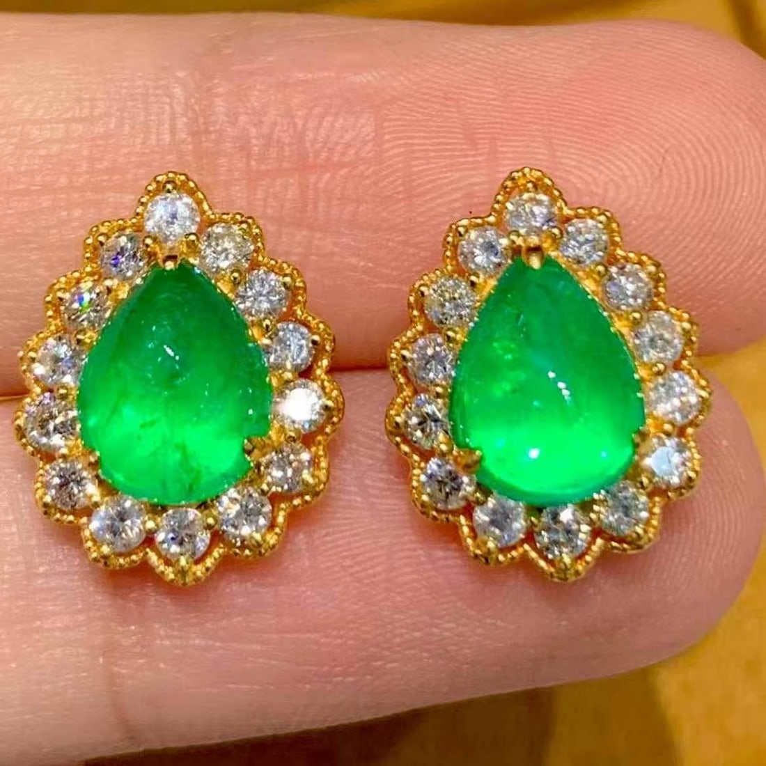 14k Gold 3.3 Ct Natural Emerald & Diamond Earrings: Ref:231129257 // gold content:14k gold // main gemstone:emerald // shape:pear // carat weight:3. 3ct // color:green // treatment:natural // // adjacent gemstone 2 : diamond // shape:round //