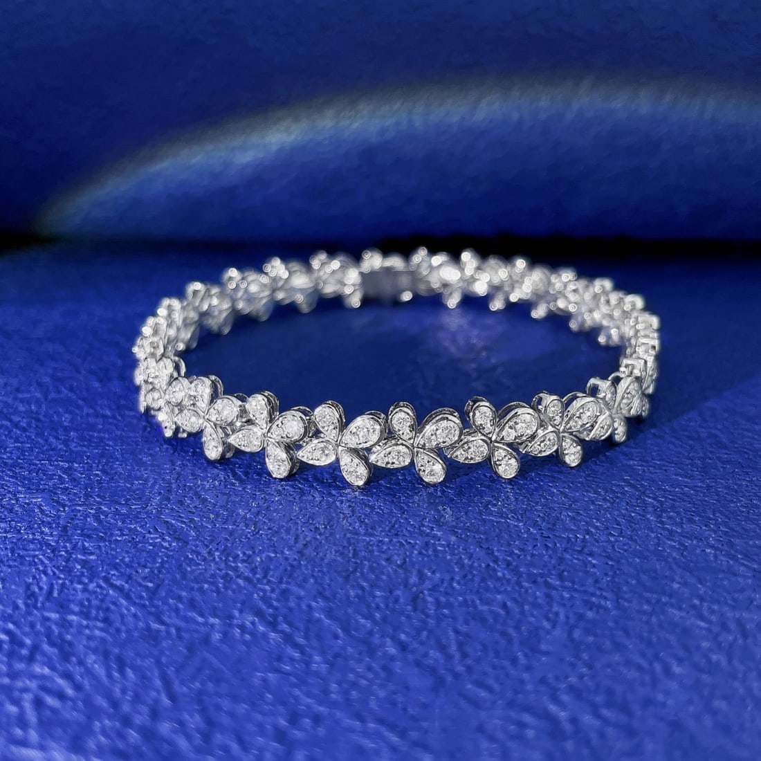 14k Gold 3.16 Ct Natural H Diamond Bracelet: Ref:231130033 // gold content:14k gold // main gemstone:diamond // shape:round // carat weight:3. 16ct // clarity grade:vs-si // color:h // treatment:natural // cut grade:g // High Estimate: 25000 Co