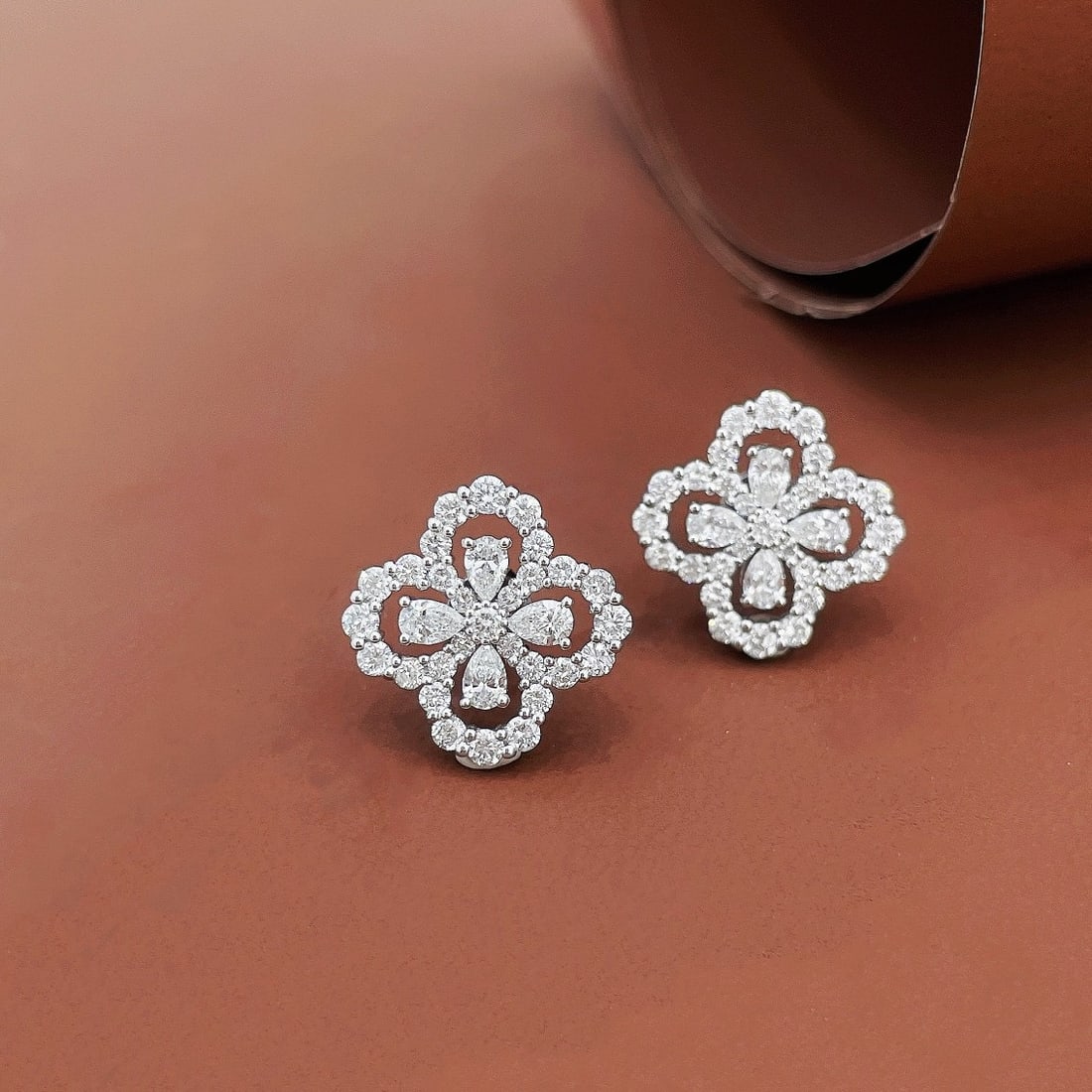 14k Gold 1.42 Ctw Natural H Diamond Earrings: Ref:231130047 // gold content:14k gold // main gemstone:diamond // shape:pear // carat weight:0. 48ct // clarity grade:vs-si // color:h // treatment:natural // // adjacent gemstone 2 : diamond //