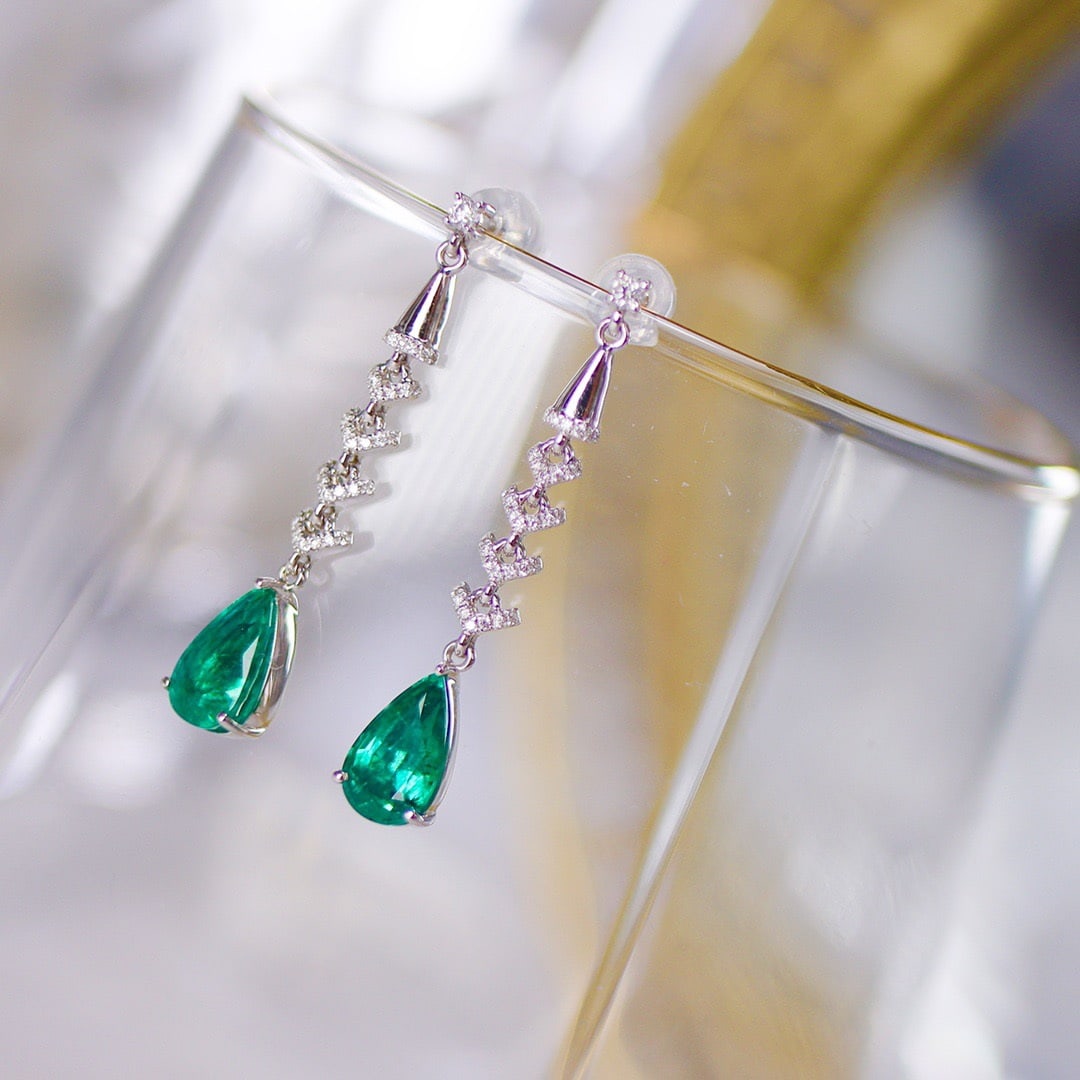 14k Gold 3.12 Ctw Natural Emerald & Diamond Earrings: Ref:231130049 // gold content:14k gold // main gemstone:emerald // shape:pear // carat weight:2. 85ct // color:green // treatment:natural // // adjacent gemstone 2 : diamond // shape:round // carat we