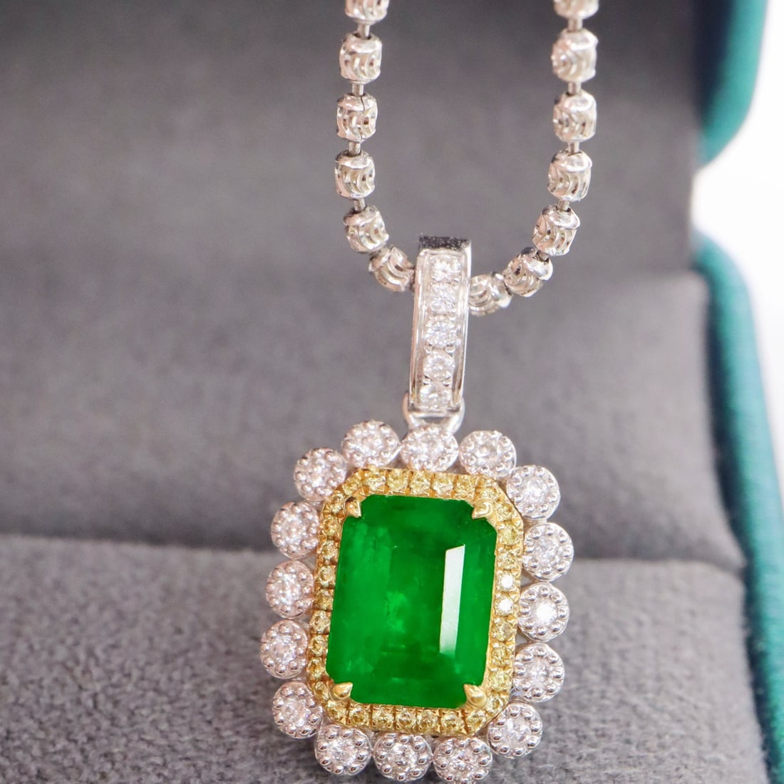 14k Gold 1.50 Ctw Vivid Green Natural Emerald & Diamond Pendant( Without Chain ) - 3