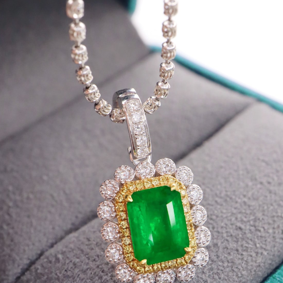 14k Gold 1.50 Ctw Vivid Green Natural Emerald & Diamond Pendant( Without Chain ) - 4