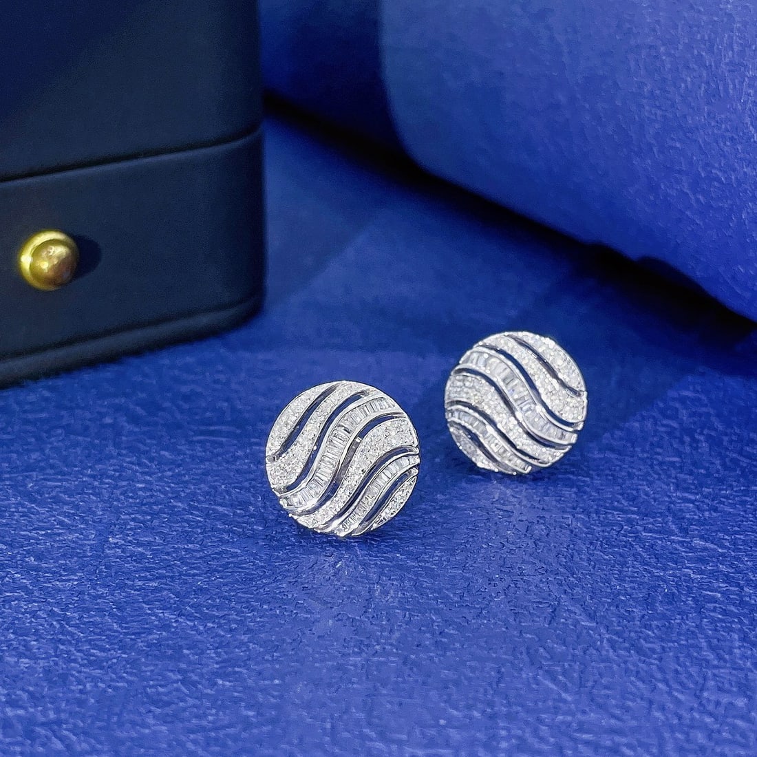 14k Gold 0.54 Ct Natural H Diamond Earrings: Ref:231130085 // gold content:14k gold // main gemstone:diamond // shape:multiple // carat weight:0. 54ct // clarity grade:vs-si // color:h // treatment:natural // Low Estimate: 3300Condition: