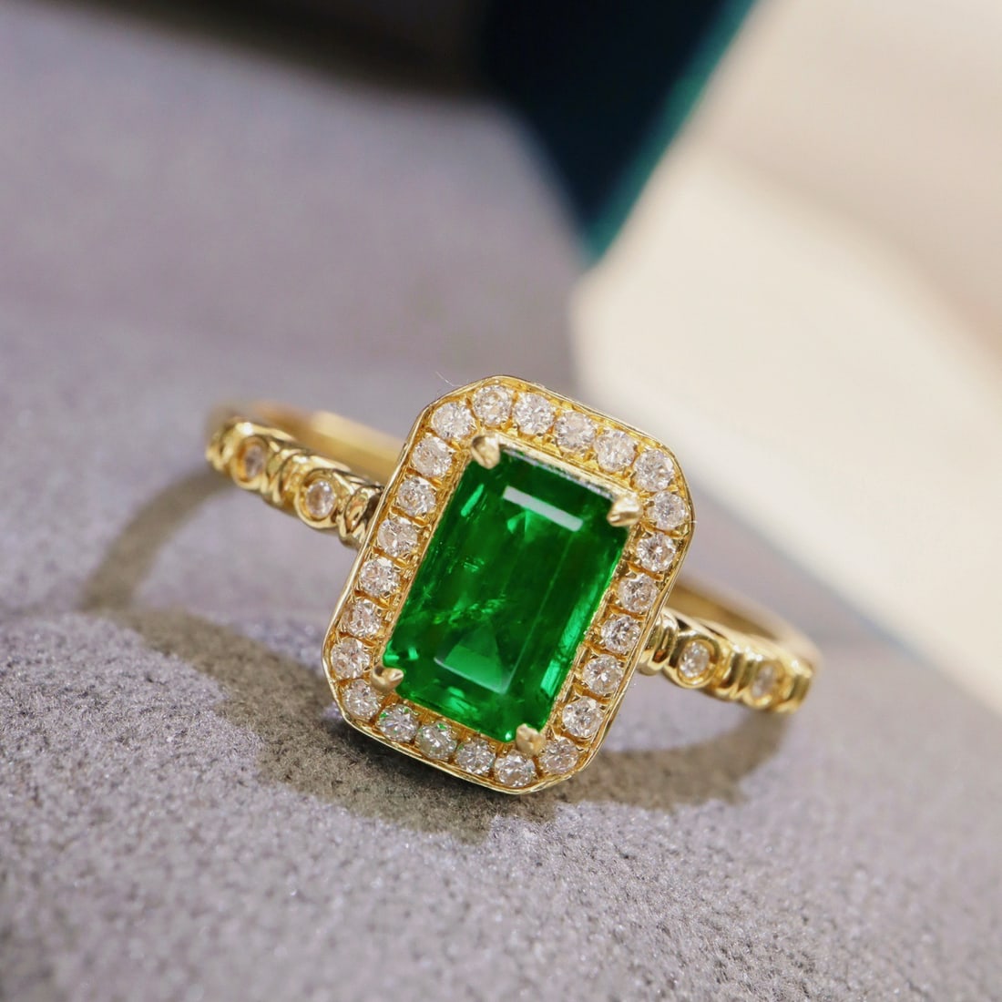 14k Gold 0.82 Ctw Vivid Green Natural Emerald & Diamond Ring: Ref:231130095 // gold content:14k gold // ring size:7. 25us // // main gemstone:emerald // shape:octagonal // carat weight:0. 68ct // color:vivid green // treatment:natural // // adjacent gemstone