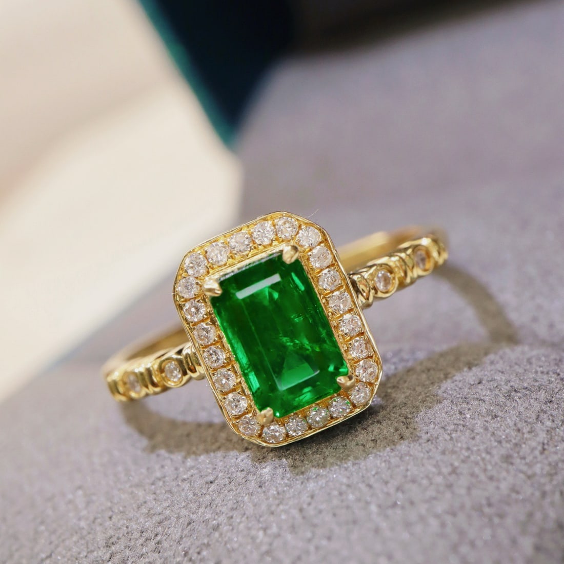 14k Gold 0.82 Ctw Vivid Green Natural Emerald & Diamond Ring - 4
