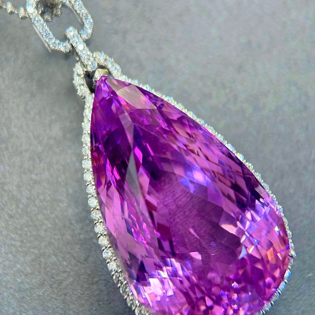 14k Gold 128.88 Ctw Natural Kunzite & Diamond Pendant( Without Chain ): Ref:231130105 // gold content:14k gold // main gemstone:kunzite // shape:pear // carat weight:127. 50ct // color:purple // treatment:natural // // adjacent gemstone 2 : diamond // shape:round //