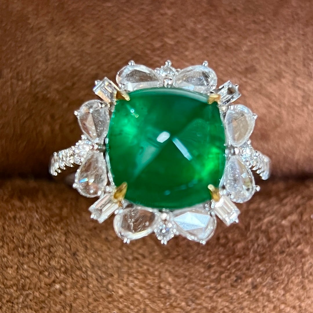14k Gold 5.45 Ctw Vivid Green Natural Emerald & Diamond Ring: Ref:231130106 // gold content:14k gold // ring size:7. 25us // // main gemstone:emerald // shape:sugar-loaf // carat weight:4. 51ct // color:vivid green // treatment:natural // // adjacent