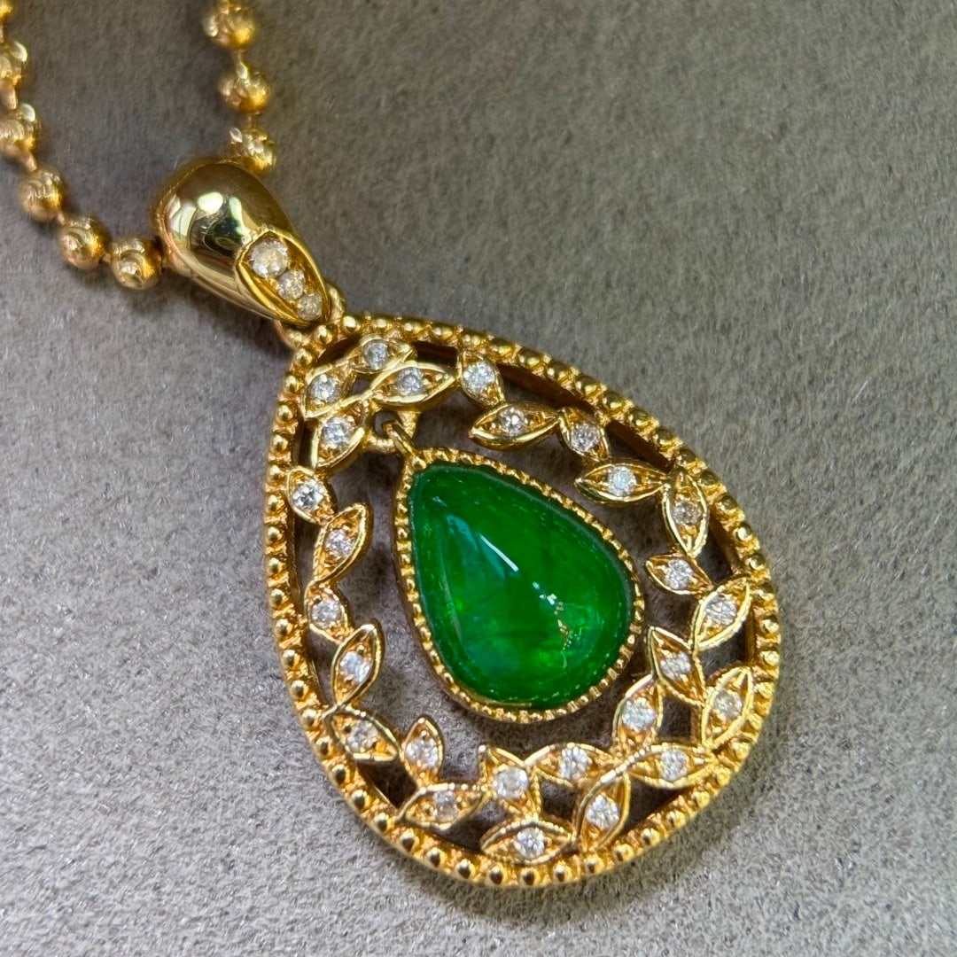 14k Gold 0.92 Ct Vivid Green Natural Emerald & Diamond Pendant( Without Chain ): Ref:231130109 // gold content:14k gold // main gemstone:emerald // shape:pear // carat weight:0. 92ct // color:vivid green // treatment:natural // // adjacent gemstone 2 : diamond // shape:round //