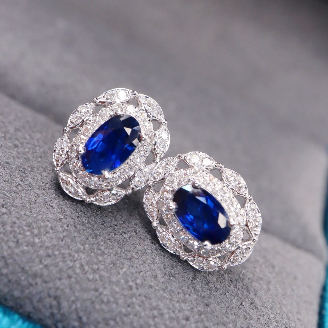 14k Gold 0.80 Ctw Natural Sapphire & Diamond Earrings: Ref:231130110 // gold content:14k gold // main gemstone:sapphire // shape:oval // carat weight:0. 60ct // color:royal blue // treatment:natural // // adjacent gemstone 2 : diamond // shape:round // ca