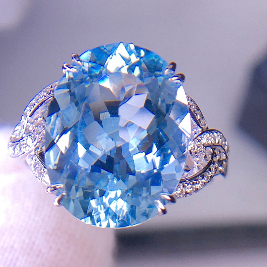 14k Gold 6.5 Ct Natural Aquamarine & Diamond Ring: Ref:231130115 // gold content:14k gold // ring size:7. 25us // // main gemstone:aquamarine // shape:oval // carat weight:6. 5ct // color:blue // treatment:natural // // adjacent gemstone 2 :