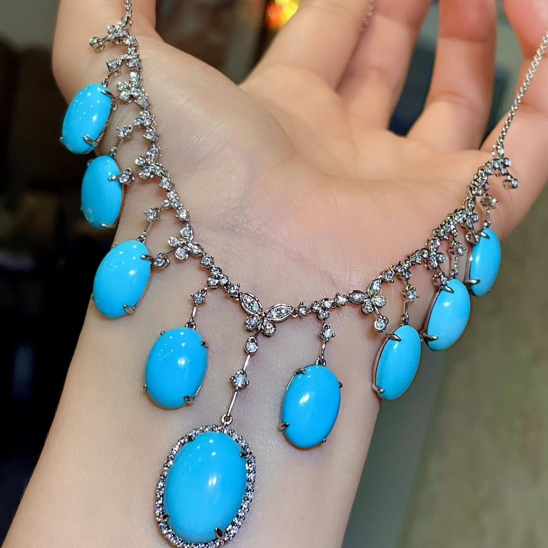 14k Gold 44.82 Ctw Natural Blue Turquoise & Diamond Necklace: Ref:231130117 // gold content:14k gold // main gemstone:blue turquoise // shape:oval // carat weight:43. 27ct // color:blue // treatment:natural // // adjacent gemstone 2 : diamond // shape:round