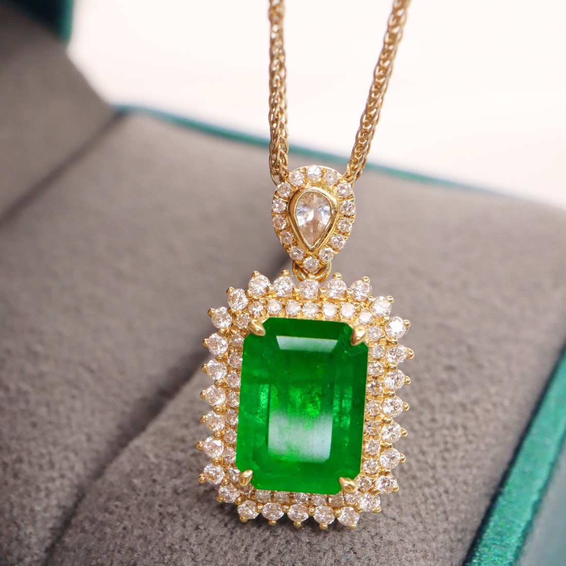 14k Gold 2.37 Ctw Vivid Green Natural Emerald & Diamond Pendant( Without Chain ): Ref:231130118 // gold content:14k gold // main gemstone:emerald // shape:octagonal // carat weight:2. 01ct // color:vivid green // treatment:natural // // adjacent gemstone 2 : diamond //