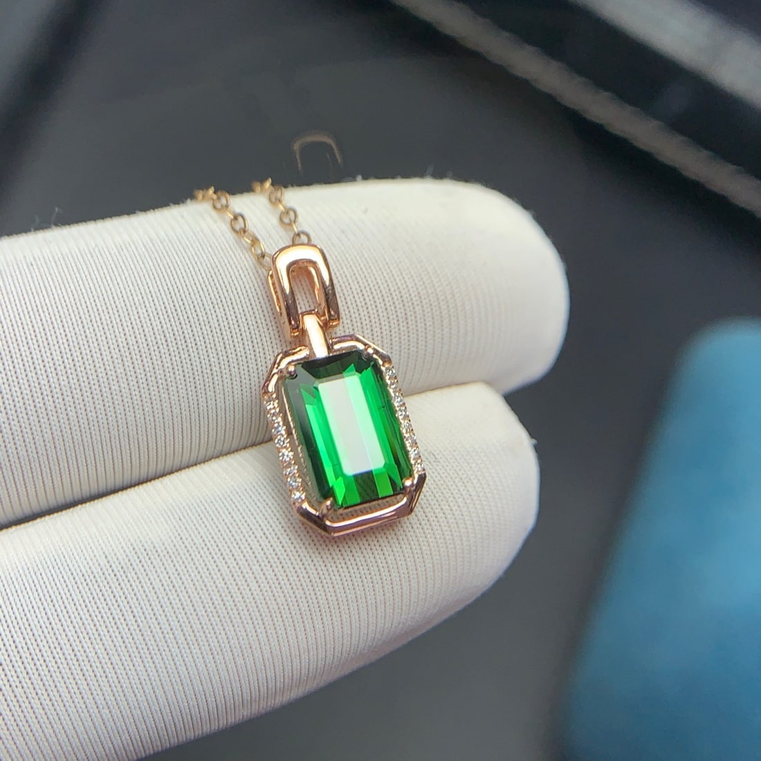 14k Gold 2.5 Ct Natural Tourmaline & Diamond Pendant( Without Chain ): Ref:231130119 // gold content:14k gold // main gemstone:tourmaline // shape:octagonal // carat weight:2. 5ct // color:green // treatment:natural // // adjacent gemstone 2 : diamond // shape:round
