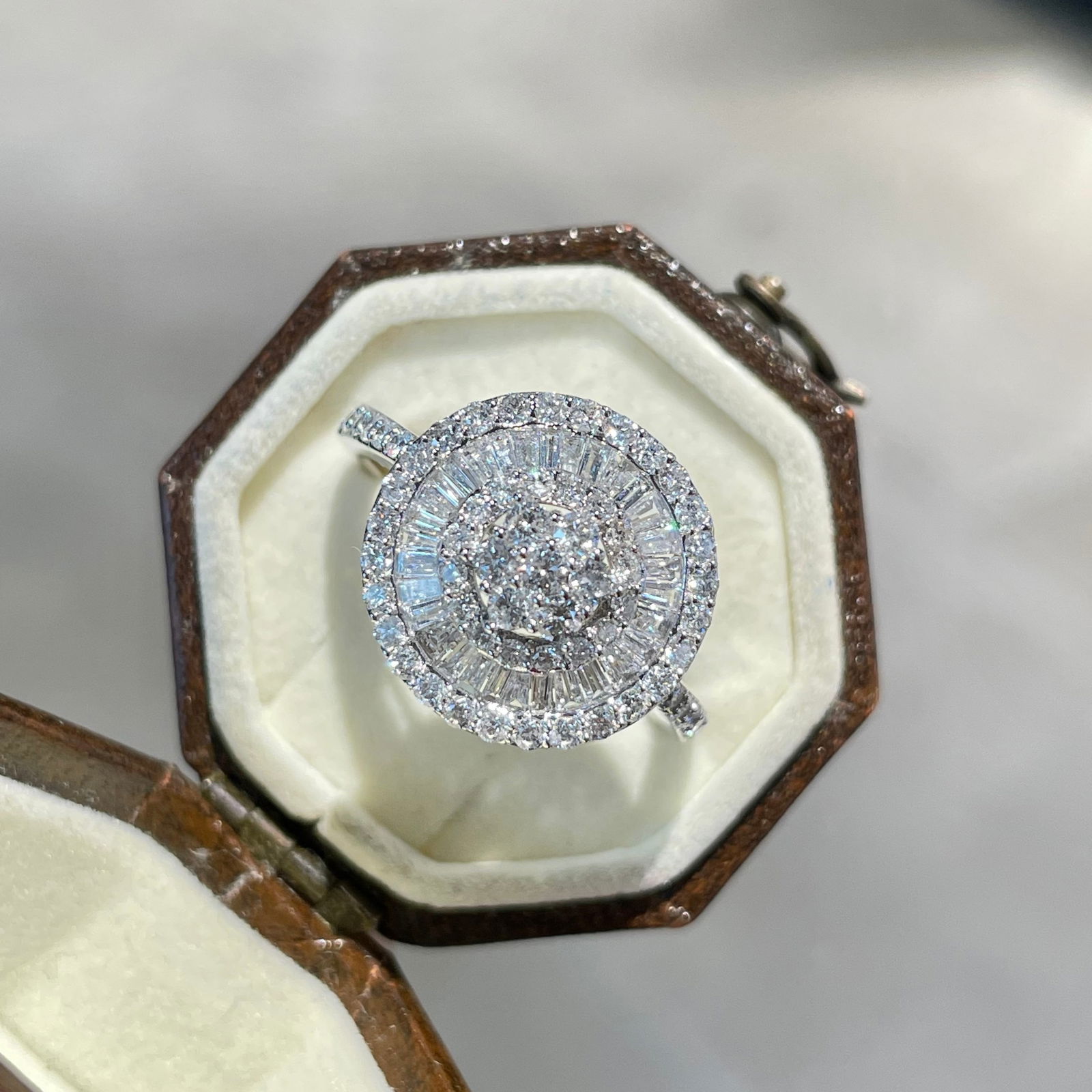 14k Gold 1.00 Ct Natural H Diamond Ring: Ref:231130127 // gold content:14k gold // ring size:7. 25us // // main gemstone:diamond // shape:multiple // carat weight:1. 00ct // clarity grade:vs-si // color:h // treatment:natural // Low Estimat