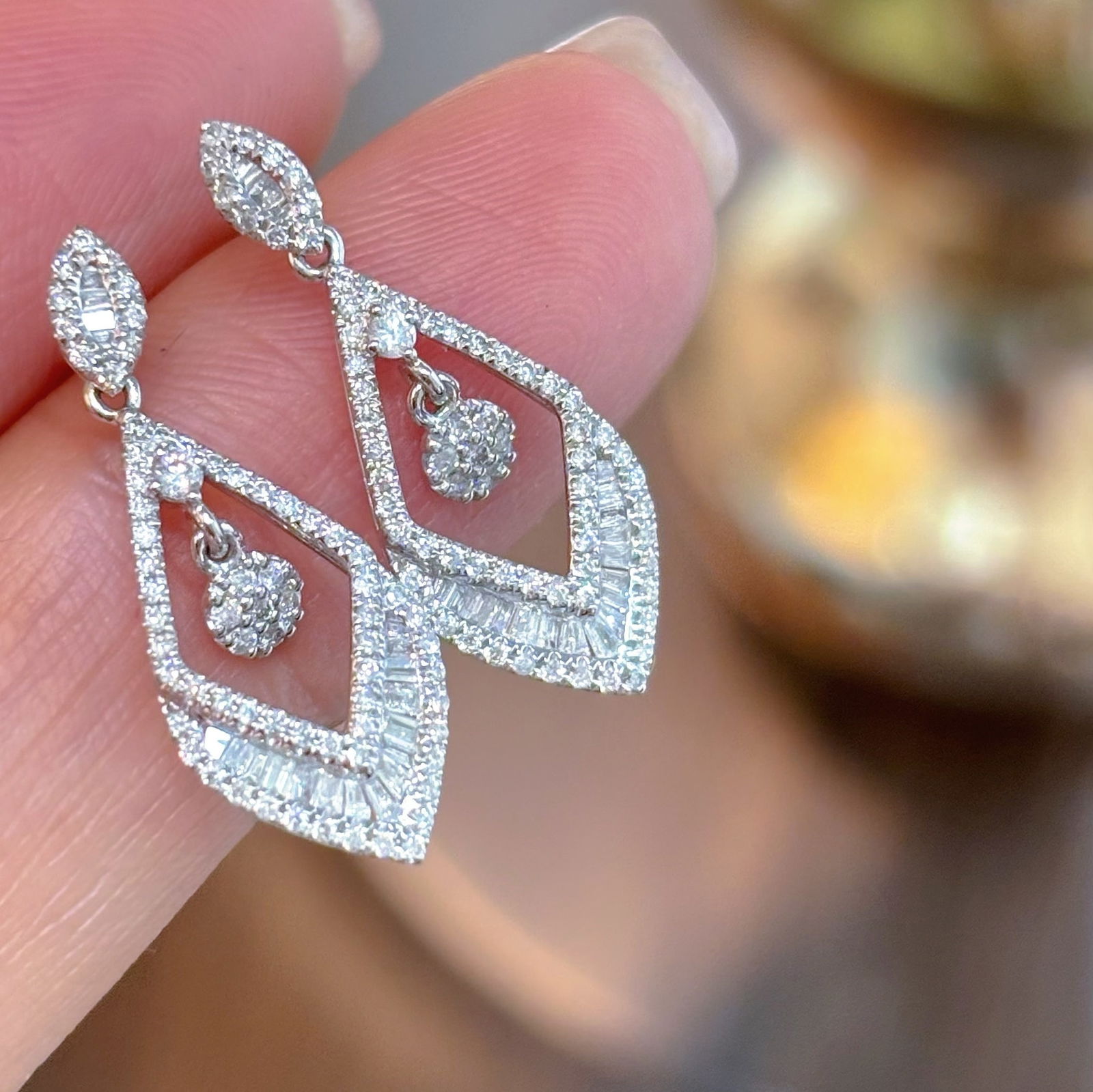 14k Gold 0.8 Ct Natural H Diamond Earrings: Ref:231130129 // gold content:14k gold // main gemstone:diamond // shape:multiple // carat weight:0. 8ct // clarity grade:vs-si // color:h // treatment:natural // Condition: New High Estimate: 2600 L