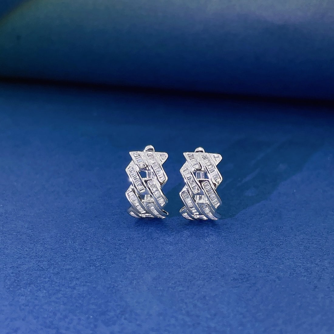 14k Gold 0.50 Ct Natural H Diamond Earrings: Ref:231130130 // gold content:14k gold // main gemstone:diamond // shape:baguette // carat weight:0. 50ct // clarity grade:vs-si // color:h // treatment:natural // Low Estimate: 3700 Condition: New H