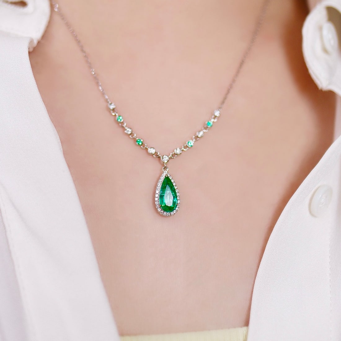 14k Gold 1.47 Ctw Vivid Green Natural Emerald & Diamond Necklace - 2