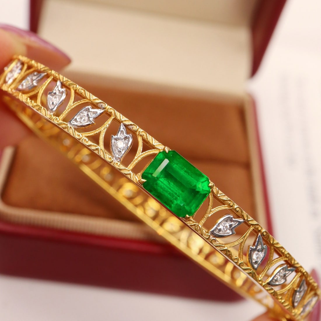 14k Gold 1.96 Ctw Vivid Green Natural Emerald & Diamond Bangle: Ref:231130155 // gold content:14k gold // main gemstone:emerald // shape:octagonal // carat weight:1. 80ct // color:vivid green // treatment:natural // // adjacent gemstone 2 : diamond // shape:round