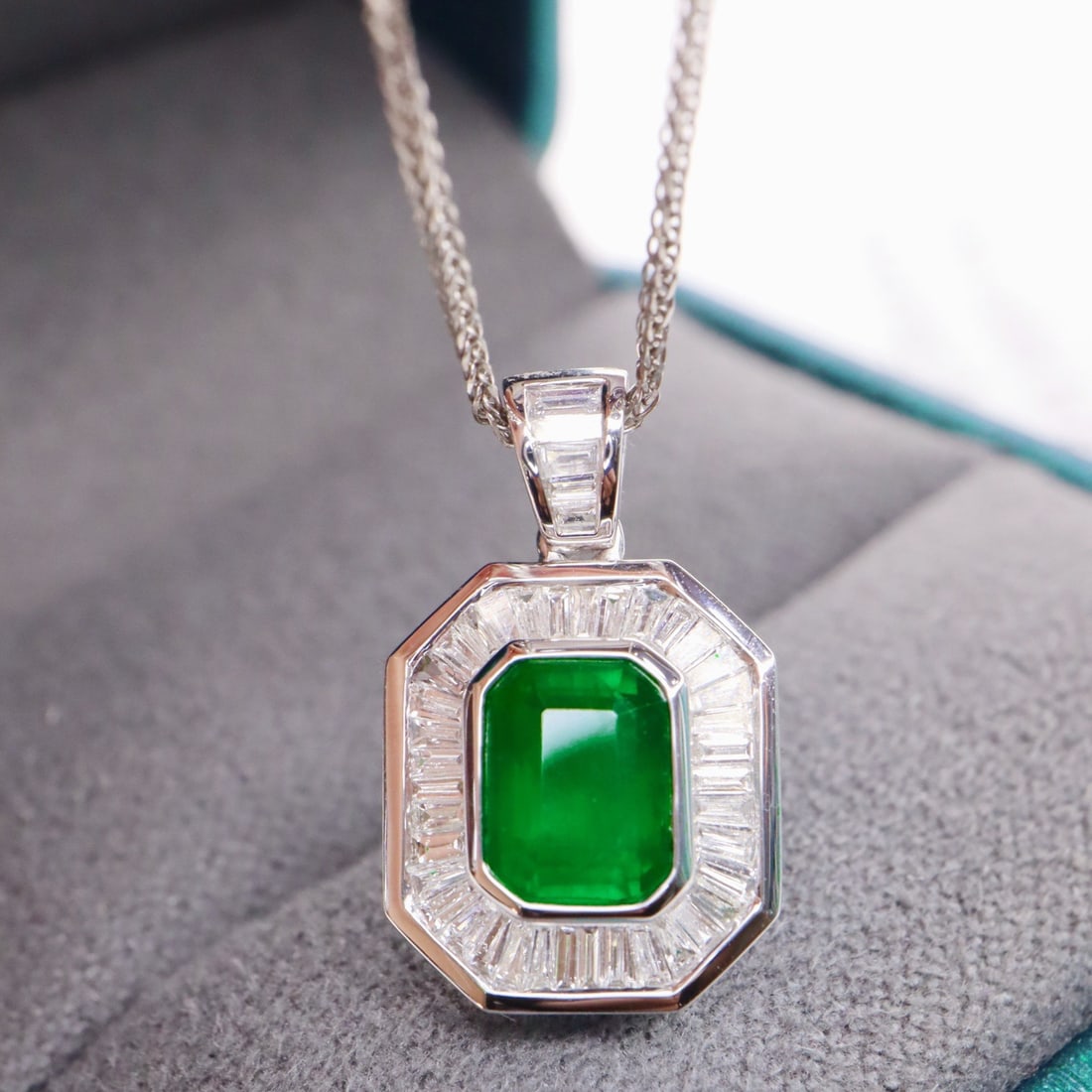 14k Gold 1.45 Ctw Vivid Green Natural Emerald & Diamond Pendant( Without Chain ): Ref:231130160 // gold content:14k gold // main gemstone:emerald // shape:octagonal // carat weight:1. 08ct // color:vivid green // treatment:natural // // adjacent gemstone 2 : diamond //