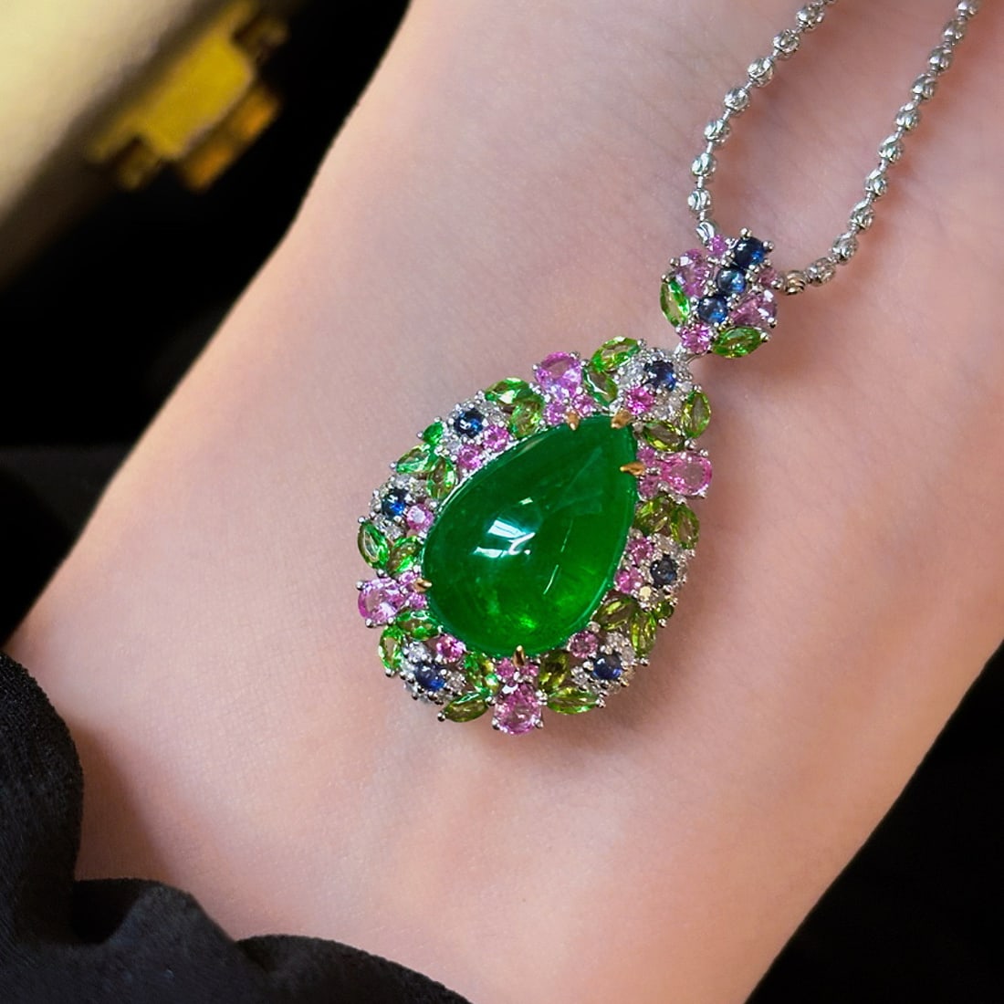 14k Gold 6.68 Ct Natural Emerald & Diamond Pendant( Without Chain ): Ref:231130174 // gold content:14k gold // main gemstone:emerald // shape:pear // carat weight:6. 68ct // color:green // treatment:natural // // adjacent gemstone 2 : diamond // shape:round //