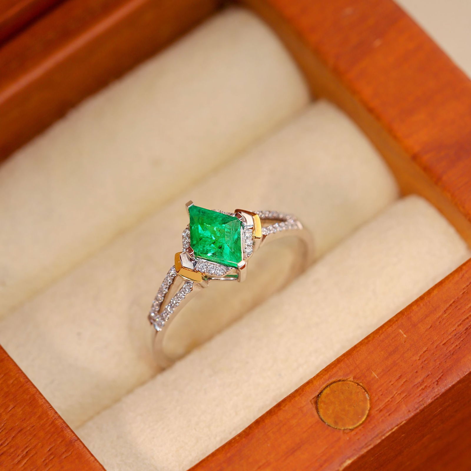 14k Gold 0.76 Ctw Vivid Green Natural Emerald & Diamond Ring - 3