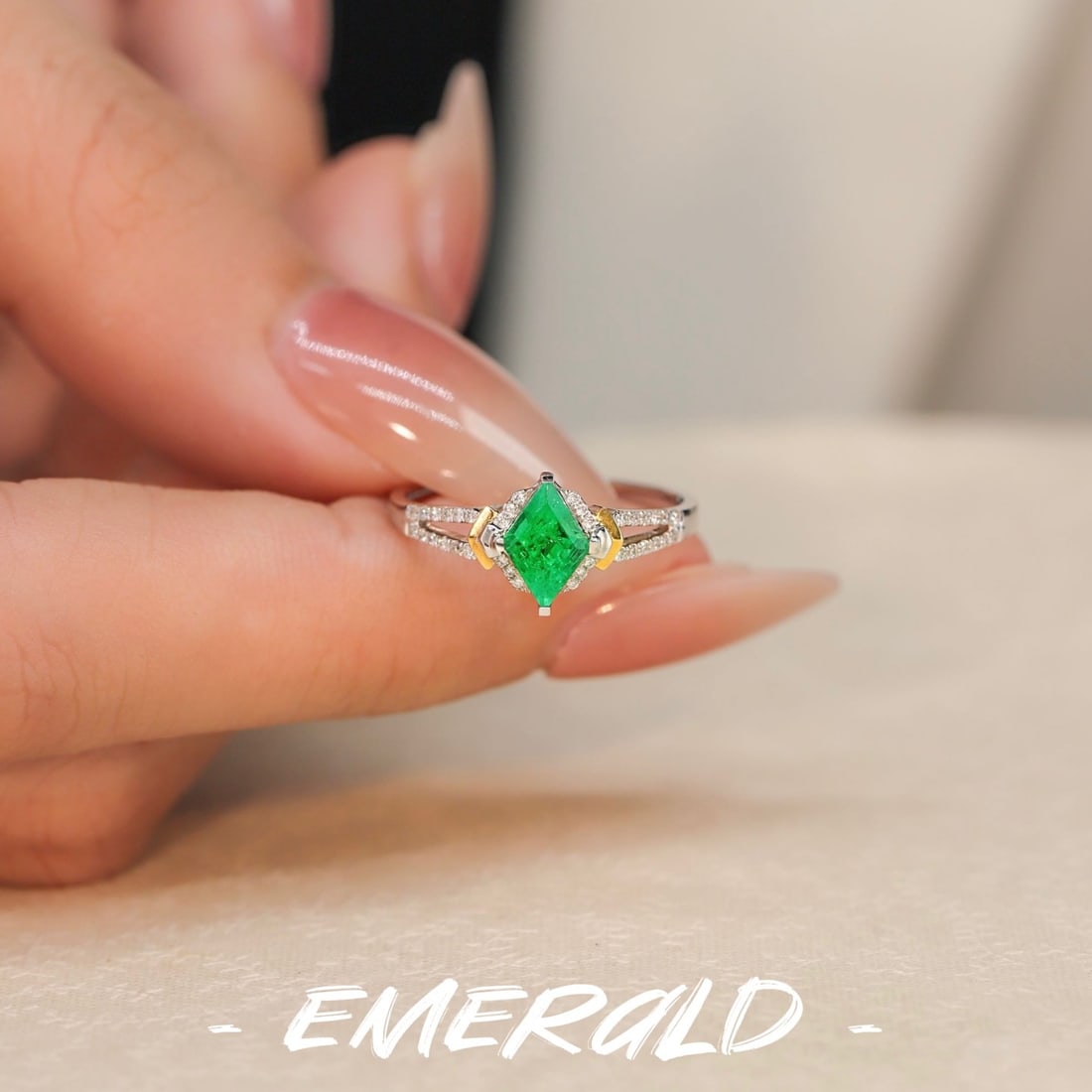 14k Gold 0.76 Ctw Vivid Green Natural Emerald & Diamond Ring - 4