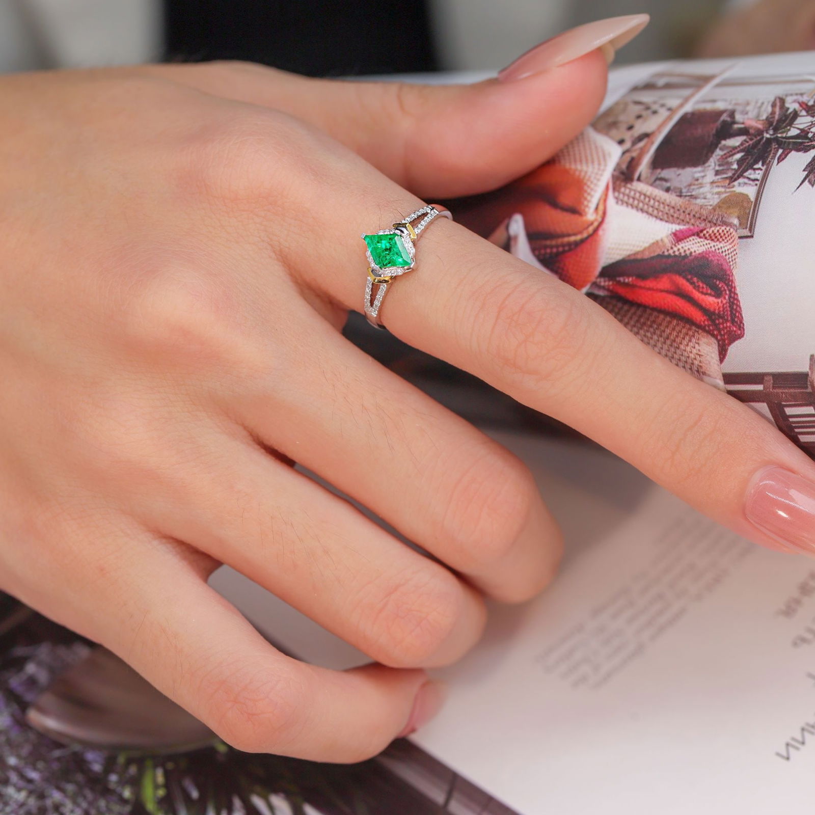 14k Gold 0.76 Ctw Vivid Green Natural Emerald & Diamond Ring - 5