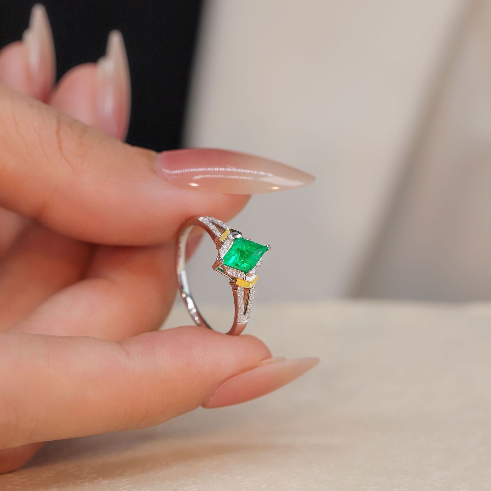 14k Gold 0.76 Ctw Vivid Green Natural Emerald & Diamond Ring - 6