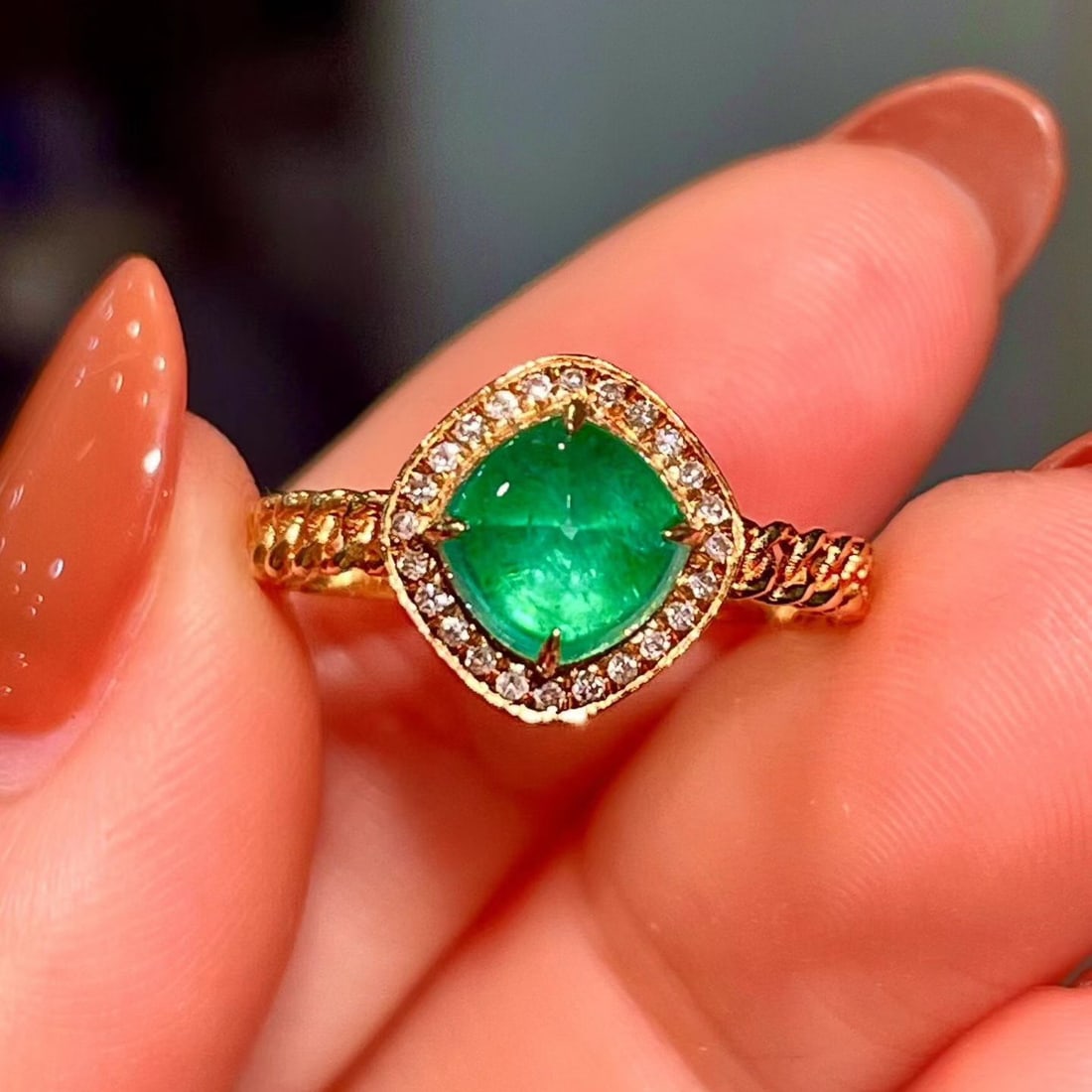 14k Gold 1.15 Ctw Natural Emerald & Diamond Ring: Ref:231130195 // gold content:14k gold // ring size:7. 25us // // main gemstone:emerald // shape:sugar-loaf // carat weight:1. 09ct // color:green // treatment:natural // // adjacent gemstone 2 :