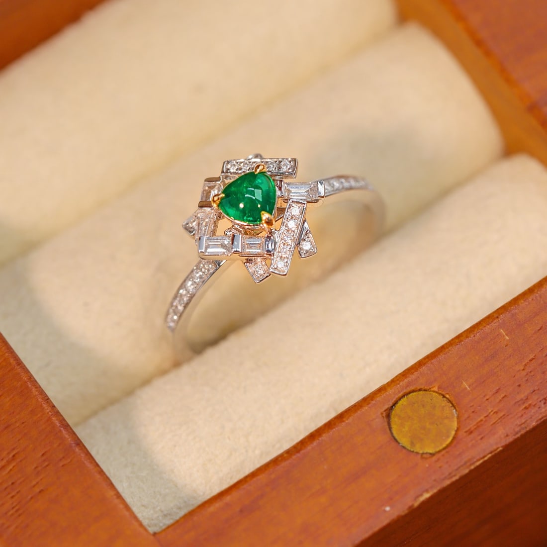 14k Gold 0.55 Ctw Vivid Green Natural Emerald & Diamond Ring - 3